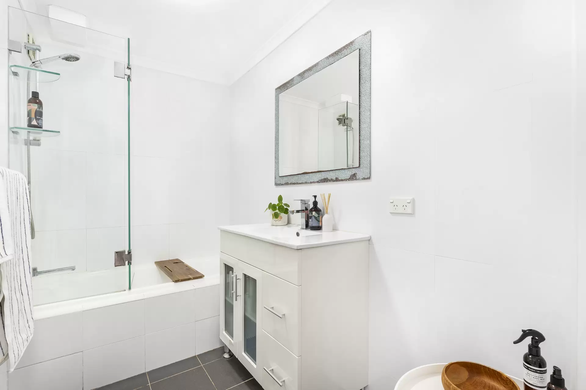 9/2-8 Gerard Street, Cremorne Sold by James Avenue - image 1