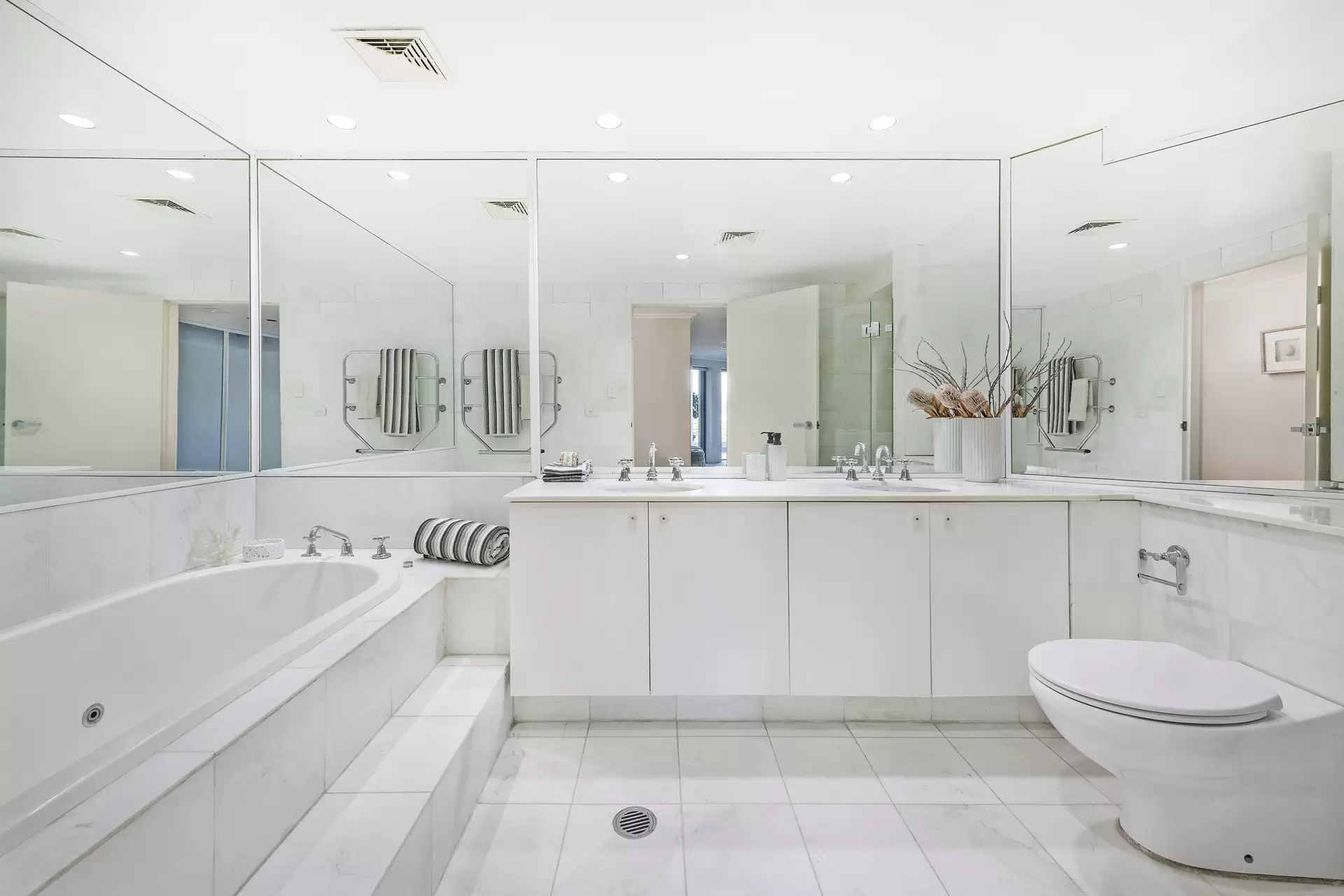 12/1 East Crescent Street, McMahons Point Auction by James Avenue - image 1