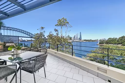 12/1 East Crescent Street, McMahons Point Auction by James Avenue